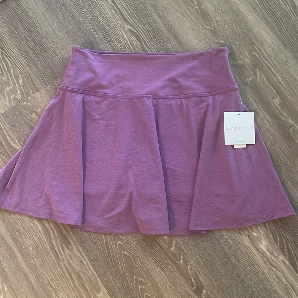 NWT Beyond Yoga Violet Spacedye Skort